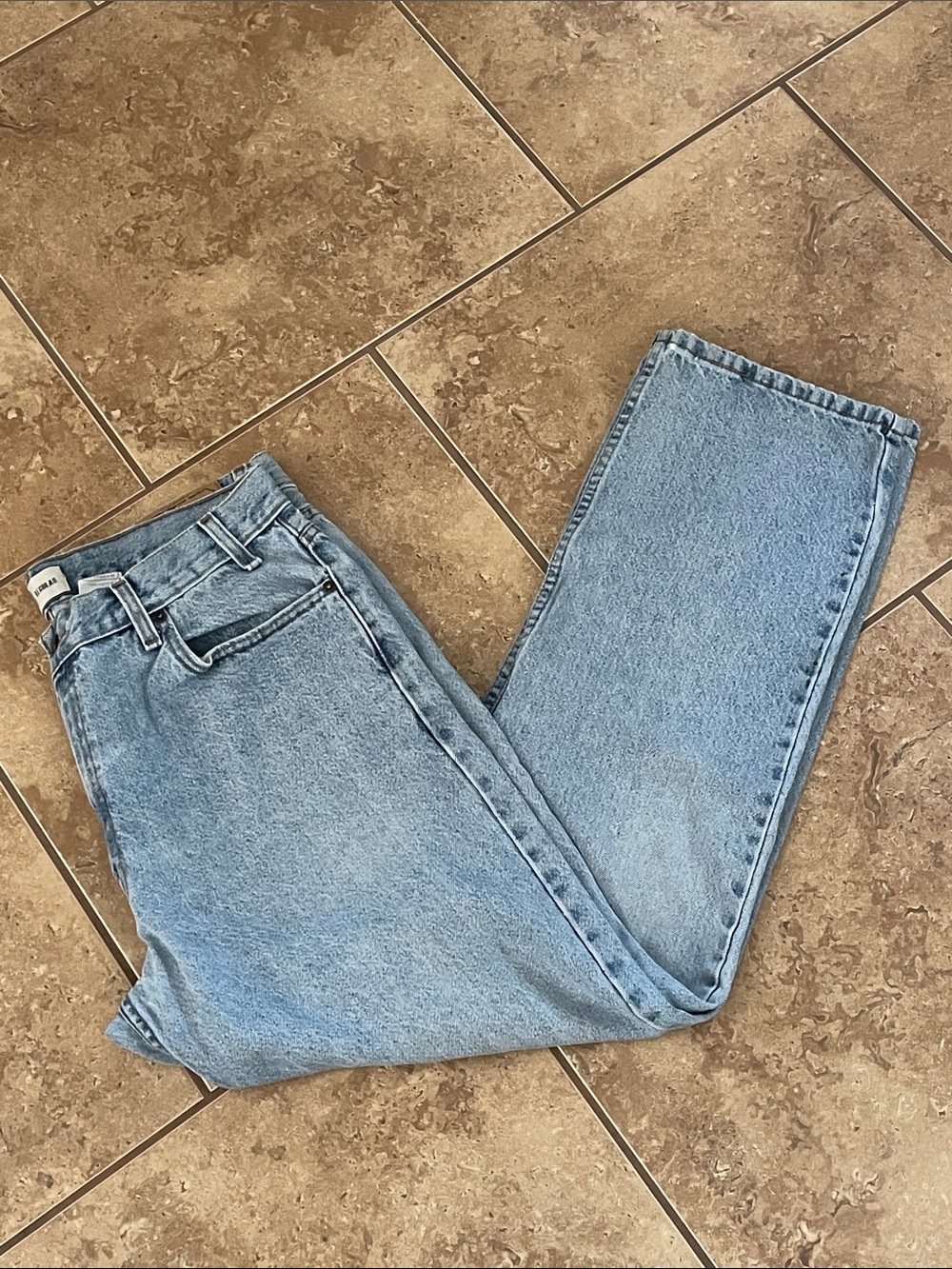 Signature Relaxed Light Wash Straight-Leg Men’s Jeans